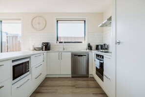 ثلاجة، ميكروويف، فرن، موقد طهي مسطح