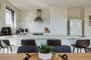 Réfrigérateur, four à micro-ondes, un four, surface de cuisson