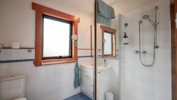 Sèche-cheveux, serviettes fournies