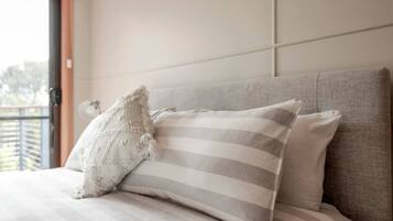 2 bedrooms, desk, iron/ironing board, WiFi