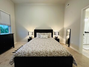 2 bedrooms, iron/ironing board, WiFi, bed sheets - Charming townhome with AC in Hillsboro (Hillsboro)