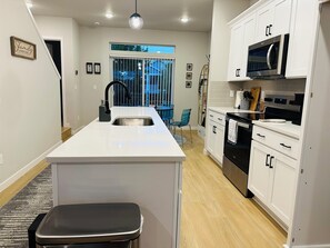 Microwave, oven, stovetop, dishwasher - Charming townhome with AC in Hillsboro (Hillsboro)