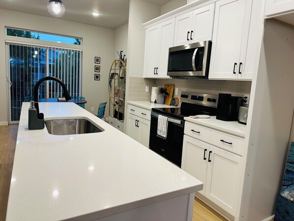 Microwave, oven, stovetop, dishwasher - Charming townhome with AC in Hillsboro (Hillsboro)