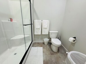 Hair dryer, towels, soap, toilet paper - Charming townhome with AC in Hillsboro (Hillsboro)