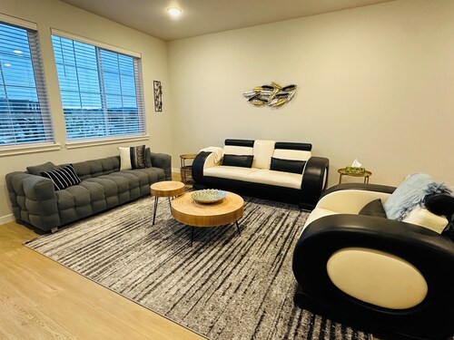 Charming townhome with AC in Hillsboro
