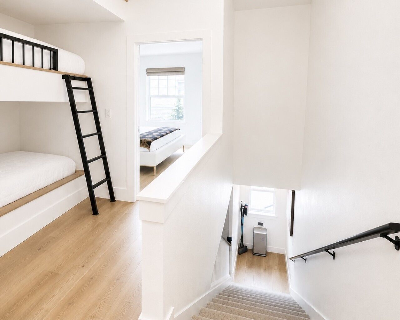 Ein Schlafzimmer im Loft-Stil mit einem Etagenbett, einer Himmelsleiter, einem Fenster und einer Treppe.
