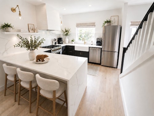 Luxury Mountain Townhome Steps to Government Camp, Ski Bowl, Pool & Hot Tub