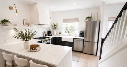 Luxury Mountain Townhome Steps to Government Camp, Ski Bowl, Pool & Hot Tub