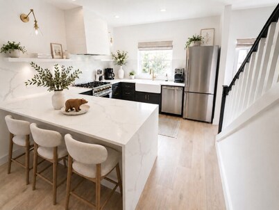 Luxury Mountain Townhome Steps to Government Camp, Ski Bowl, Pool & Hot Tub
