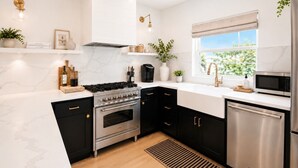 Una cocina moderna con estufa, horno, microondas y lavavajillas.