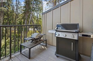 Property grounds - Luxury Mountain Townhome Steps to Government Camp, Ski Bowl, Pool & Hot Tub (Government Camp)