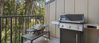 Luxury Mountain Townhome Steps to Government Camp, Ski Bowl, Pool & Hot Tub