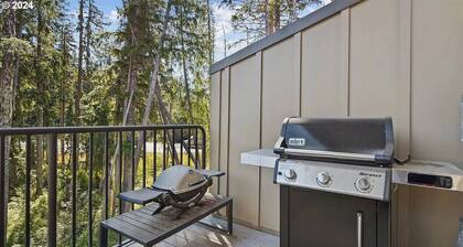 Luxury Mountain Townhome Steps to Government Camp, Ski Bowl, Pool & Hot Tub