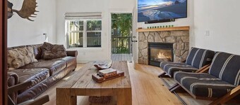 Luxury Mountain Townhome Steps to Government Camp, Ski Bowl, Pool & Hot Tub