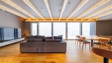 Villa, balkong, strandutsikt | Oppholdsområde | Smart-TV