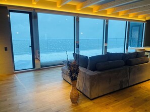 Biệt thự, ban công, quang cảnh bãi biển | Khu phòng khách | Smart TV 