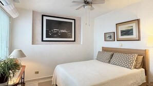 A bedroom with a bed, a ceiling fan, a framed picture on the wall, a bedside table with a lamp, and a potted plant. - Shelter among plants in Tampiquito 2br, 3bed, 2ba (San Pedro Garza García)