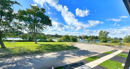 Waterfront Getaway: Peaceful Canal Escape