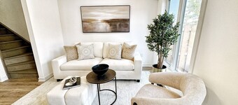 Waterfront Getaway: Peaceful Canal Escape