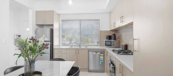 เบสท์ โลเคชั่น อาร์มาเดล สลีปส์ 6