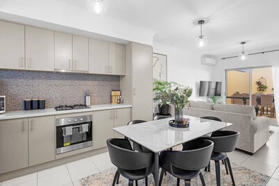 Best Location Armadale Sleeps 6 = 阿玛代尔最佳位置可容纳六人的住宿  