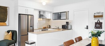 Stylish 2BR With Wi-fi 100 Mbps TV big 75 Inch