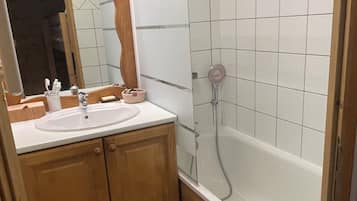 Banheira de hidromassagem, bidê, toalhas de banho, sabonete