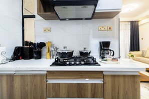 Microwave, stovetop, dishwasher - Cozy 1-bedroom apartment with AC in vibrant Nairobi (Nairobi)