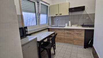 Een koelkast, een microgolfoven, een kookplaat, een vaatwasser