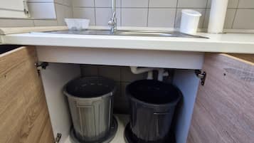 Frigorífico, microondas, placa de cocina y lavavajillas