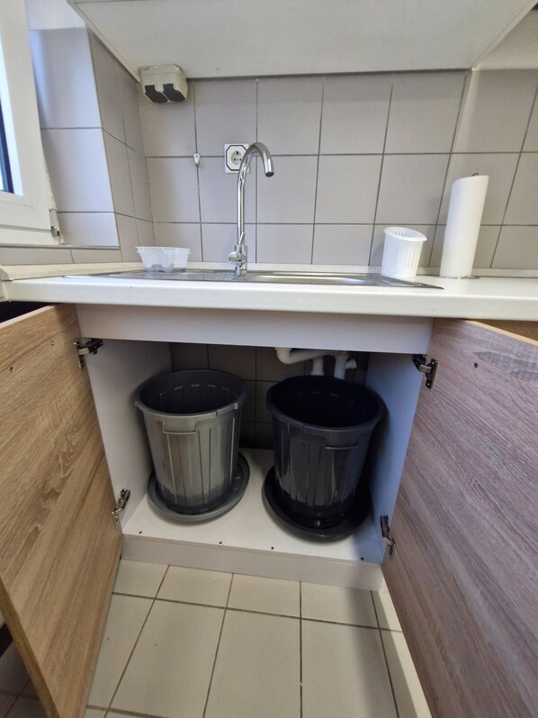 Réfrigérateur, micro-ondes, plaque de cuisson, lave-vaisselle