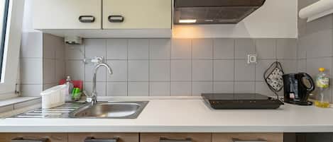 Fridge, microwave, stovetop, dishwasher