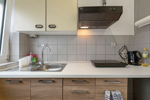 Kühlschrank, Mikrowelle, Herdplatte, Geschirrspüler