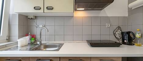 Fridge, microwave, stovetop, dishwasher