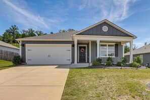 Exterior - Bama Game Day Base: Newly Built Home Near UA! (Northport)