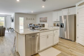Fridge, microwave, stovetop, dishwasher - Bama Game Day Base: Newly Built Home Near UA! (Northport)