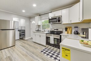 Fridge, microwave, oven, stovetop - Private Deck & Yard: Home 3 Mi to Dtwn Sanford! (Sanford)