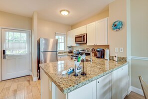 Réfrigérateur, micro-ondes, plaque de cuisson, lave-vaisselle