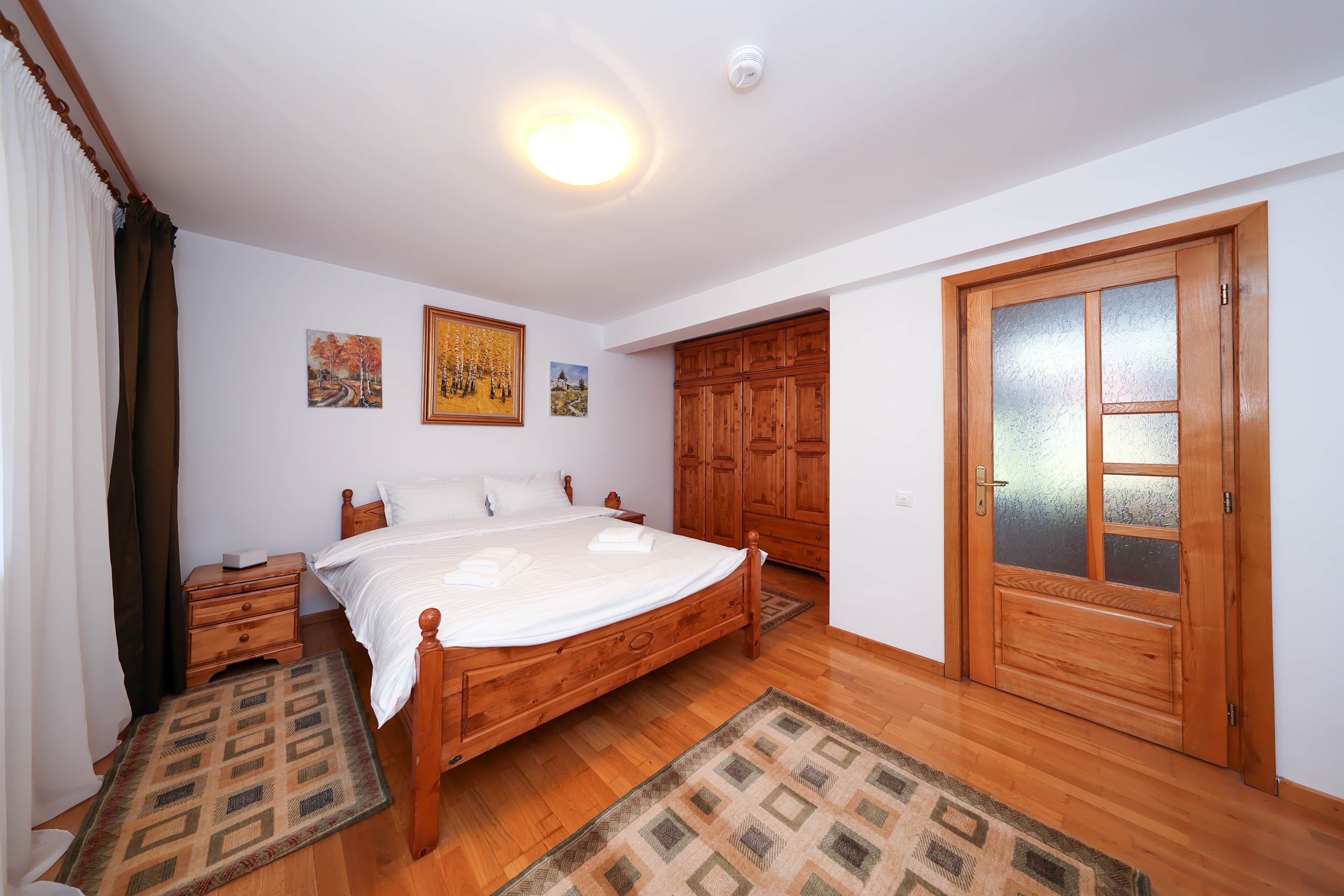 4 bedrooms, iron/ironing board, WiFi, bed sheets