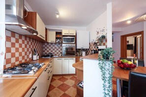 Fridge, microwave, oven, stovetop