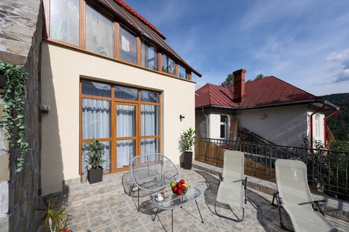 Mont' Arte - Private Art Retreat Vacation Home