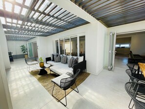 Smart-tv, eldstad, en stereo och printers