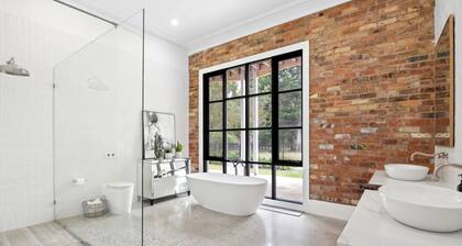 Heritage Luxury Retreat with Pool, Spa & Gardens