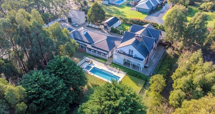 Heritage Luxury Retreat with Pool, Spa & Gardens