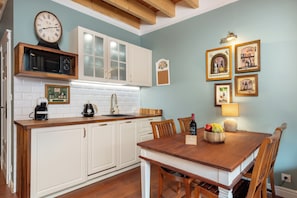 Suite, Balcony, Courtyard View | Private kitchen | Electric kettle