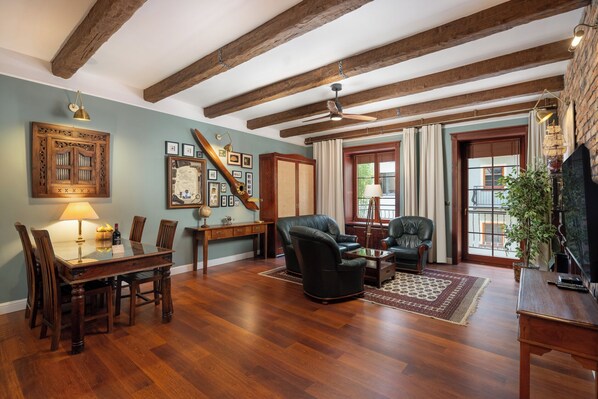 Cortinas blackout, tabla de planchar con plancha y wifi gratis 