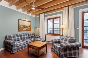 Cortinas blackout, tabla de planchar con plancha y wifi gratis 