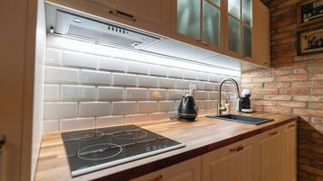 Superior-Apartment, Balkon, Blick auf den Innenhof | Verdunkelungsvorhänge, Bügeleisen/Bügelbrett, kostenloses WLAN