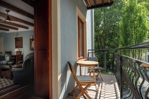 Suite – superior, balkong, bakgårdsutsikt | Blendingsgardiner, strykejern/-brett og wi-fi (inkludert)