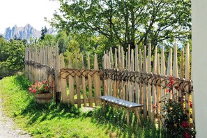 Property grounds - Cozy first floor apartment with garden, direct access to the playground (Trentino-Alto Adige)